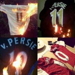 Torcedores do Arsenal queimam camisas de Van Persie após venda de jogador ao Manchester