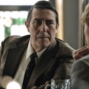 Ciarán Hinds em cena de "O Espião que Sabia Demais"