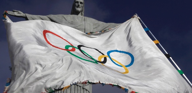 A bandeira olímpica visitou o Cristo Redentor, no Rio de Janeiro, neste domingo