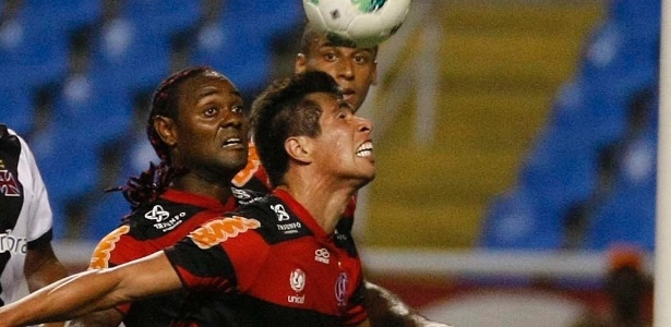 Cáceres afasta a bola na área do Flamengo; volante tem sido muito elogiado na defesa