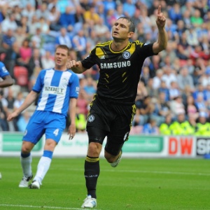 Franck Lampard comemora ao marcar, de pênalti, o segundo gol do Chelsea na estreia