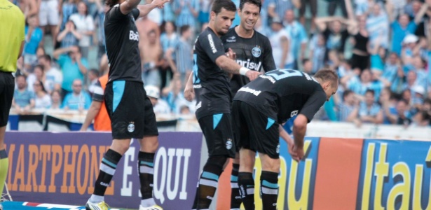 Marquinhos 'enterra' Figueirense e comemora gol alfinetando Ygor, hoje no Inter