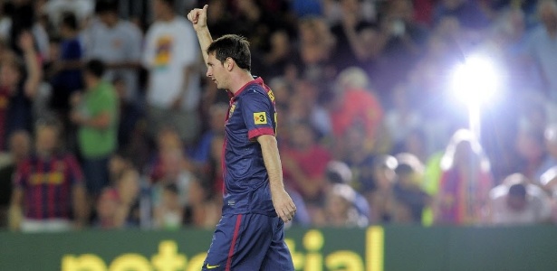 Lionel Messi comemora um de seus gols sobre a Real Sociedad, no Camp Nou