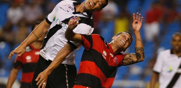 Ramon (d) disputa a bola com Nilton durante clássico entre Flamengo e Vasco no 1º turno