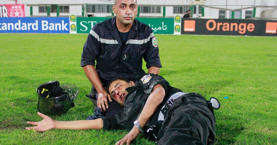 policial-fica-ferido-durante-confronto-com-torcedores-nas-semifinais-da-liga-dos-campeoes-da-africa-1345378761681_956x500.jpg