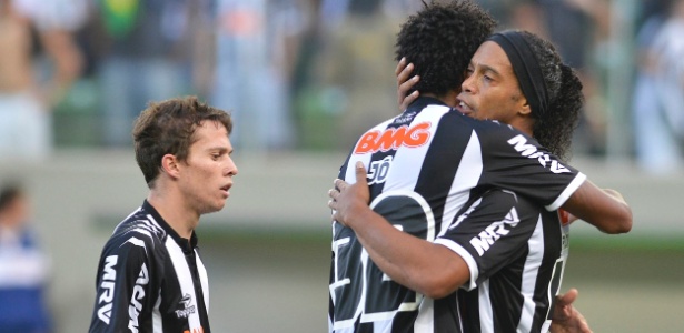 Ronaldinho e Jô (observados por Bernard) são dois dos 14 'gaúchos' no clássico mineiro
