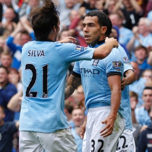 Tevez e David Silva comemoram o primeiro gol do Manchester City no Campeonato Inglês