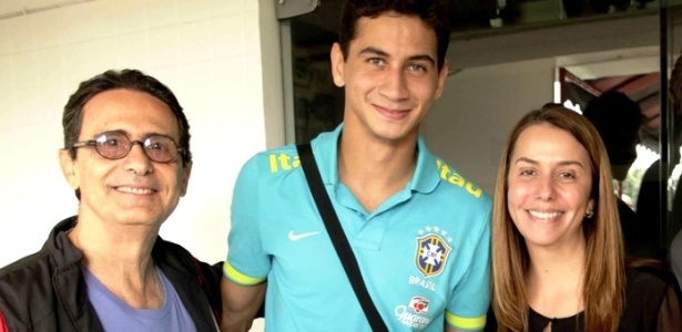 Paulo Ganso posa para foto com Patricia Amorim e vice do Flamengo, Hélio Ferraz (E)