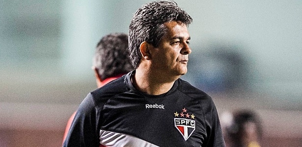 Ney Franco observa os jogadores do São Paulo durante partida contra o Bahia