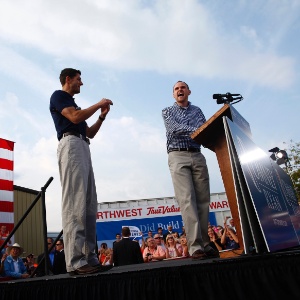 Padeiro Chris McMurray (direita) apresenta candidato a vice republicano, Paul Ryan, em comício