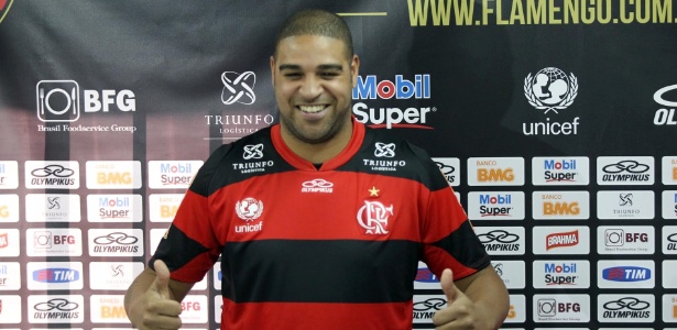 Adriano sorri após vestir camisa do Flamengo durante apresentação no Ninho do Urubu