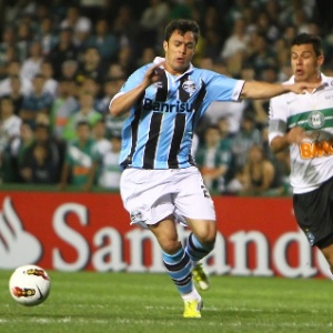 O Grêmio de Kleber (f) perdeu para o Coritiba por 3 a 2 na última quarta mas seguiu na Sul-Americana