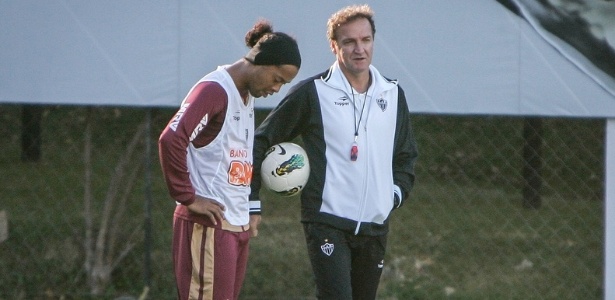 Cuca diz que Ronaldinho merece ser convocado: "Está jogando muito bem"