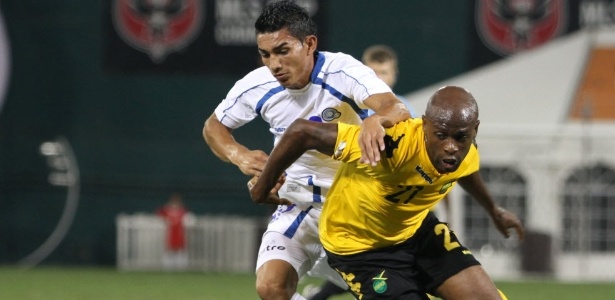 Jogadores de Jamaica e El Salvador disputam jogada durante amistoso. (15/08/2012)