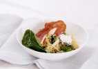 Miojo Mix com Chèvre, Rúcula, Gengibre, Maçã e Crocante de Presunto Cru