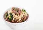 Miojo Thai com Filé e Brócolis