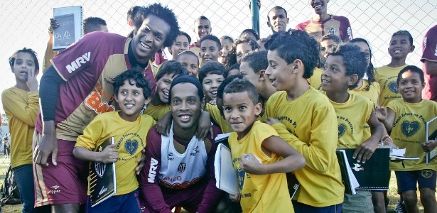 Ronaldinho Gaúcho e Jô posam para foto ao lado de crianças de projeto social de BH