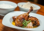 Sobrecoxa de frango com sálvia e tangerina Sobrecoxa de frango com sálvia e tangerina