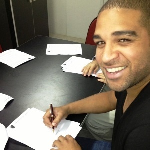 Adriano assinou contrato com o Flamengo na manhã de quarta-feira; R$ 50 mil por mês