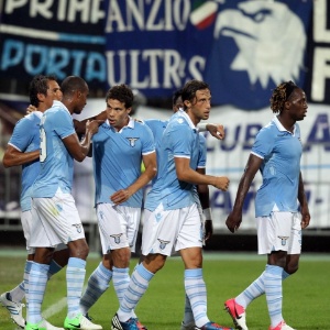 Hernanes (o terceiro da esquerda para a direita) comemora seu gol na Liga Europa