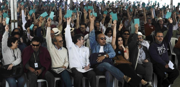 Em uma assembleia tensa e tumultuada, os professores da UnB (Universidade de Brasília) decidiram encerrar a greve de cerca de três meses