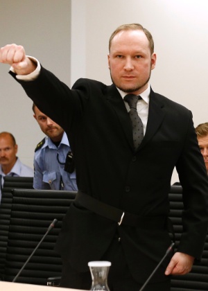 Breivik ergue o punho direito, em uma saudação de extrema-direita, nesta sexta (24), na Corte de Oslo