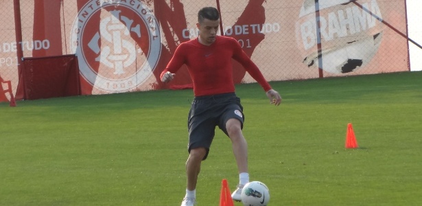 Carrasco do Grêmio, D'Ale fica alheio ao clássico e 'sofre' em treino particular