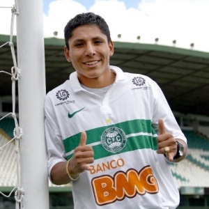 Coritiba reforça sistema ofensivo e apresenta 'pequeno Messi' peruano