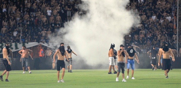 Torcedores de PAOK e Rapid Viena entraram em confronto; gramado chegou a ser invadido