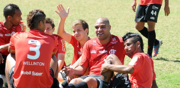 Jogadores do Flamengo têm elogiado o comportamento de Adriano desde sua chegada
