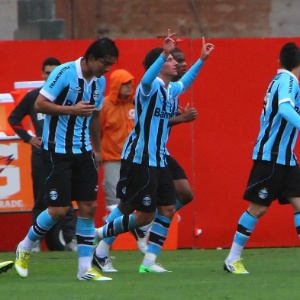 Elano comemora gol do Grêmio sobre o Inter no estádio Beira-Rio, mas se lesiona e perde jogos