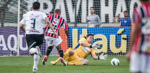 Luis Fabiano explorou zaga em linha para marcar dois gols no clássico