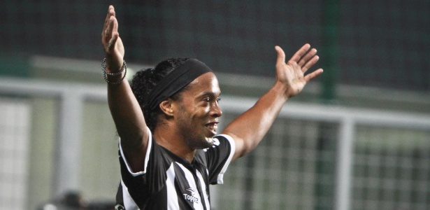 Ronaldinho Gaúcho comemora após marcar pelo Atlético diante do Cruzeiro