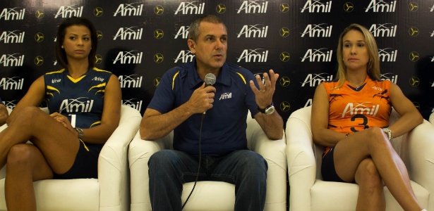 Divulgação Técnico Zé Roberto dá entrevista no lançamento do time feminino do Vôlei Amil