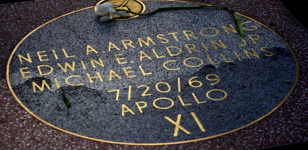 A estrela da tripulação da Apolo 11 na calçada da fama em Hollywood recebeu uma rosa branca