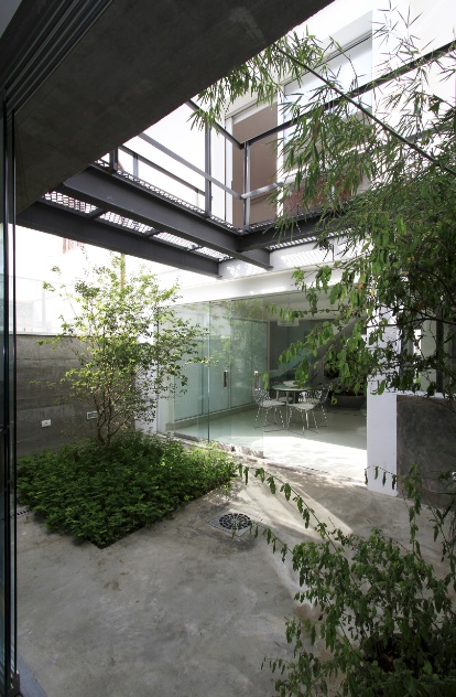 um jardim O espaço tem paisagismo de Célia Alves e piso em cimento um jardim O espaço tem paisagismo de Célia Alves e piso em cimento