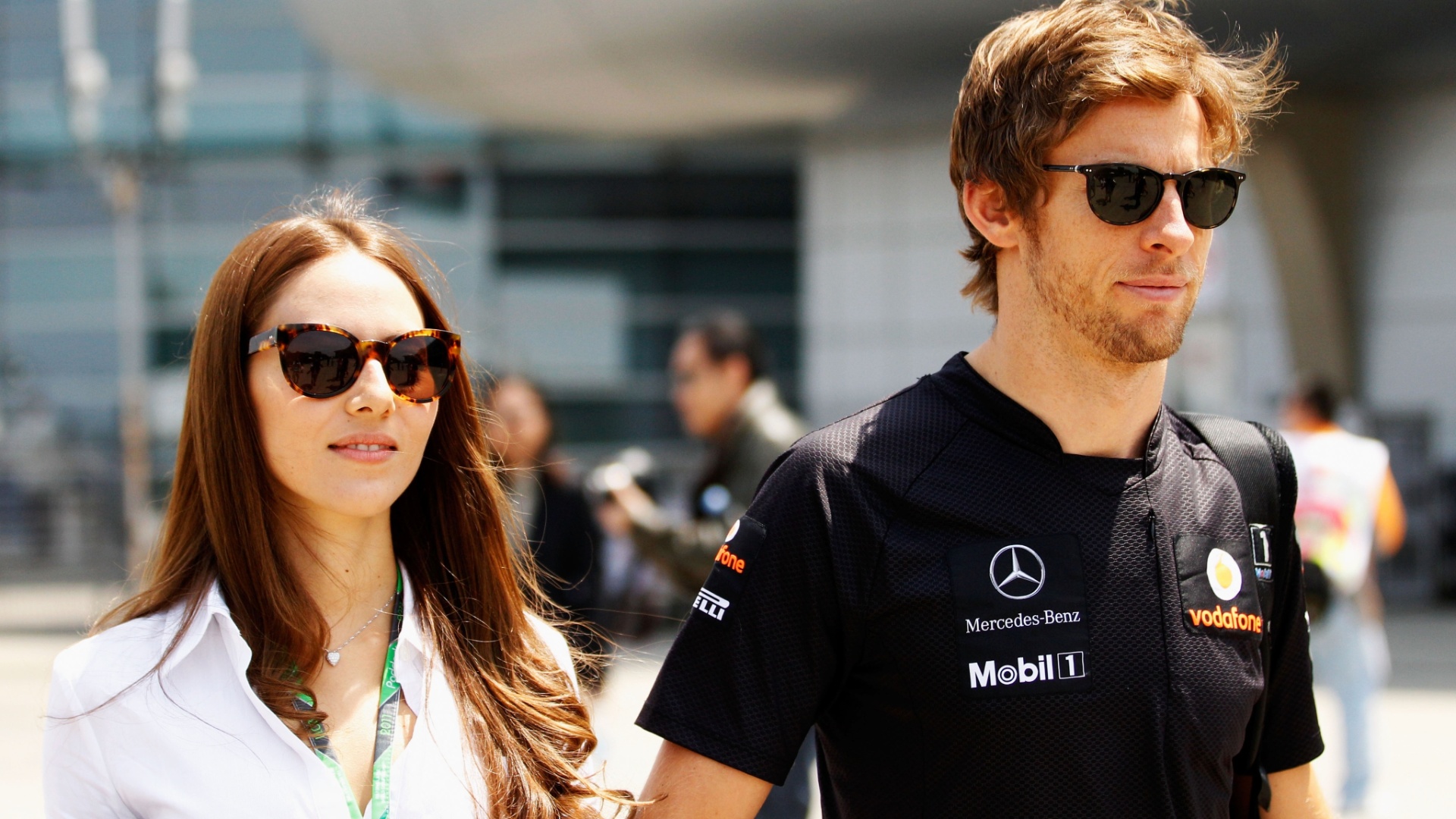piloto-jenson-button-d-e-a-namorada-jessica-michibata-chegam-ao-circuito-de-xangai-para-um-treino-antes-do-gp-da-china-17042011-1346184426475_1920x1080.jpg
