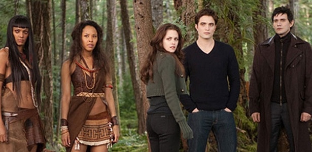 Em nova foto de "Amanhecer - Parte 2", Bella e Edward aparecem na floresta