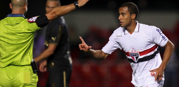 Lucas festeja o terceiro gol do São Paulo, no Morumbi, no duelo contra o Botafogo