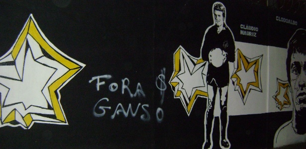 Revoltada, torcida do Santos picha "Fora Ganso" no muro personalizado do CT Rei Pelé