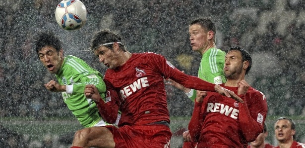 Kelvin Pezzoni (segundo da esquerda para a direita) disputa bola na partida contra o Wolfsburg, em janeiro de 2012