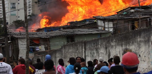 O fogo destruiu barracos da favela localizada no bairro do Campo Belo, na zona sul de São Paulo