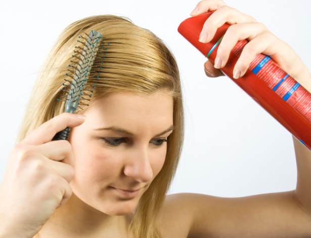 Em versão spray ou em pó, xampus a seco são alternativas práticas para quando é preciso lavar os cabelos, mas falta tempo