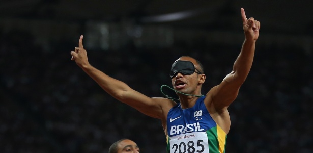 Brasileiro Felipe Gomes comemora medalha de ouro conquistada na prova dos 200m T11 em Londres