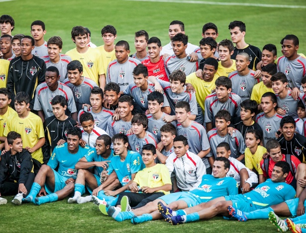 Jogadores da seleção brasileira posam para a foto ao lado de atletas da base do São Paulo, em Cotia