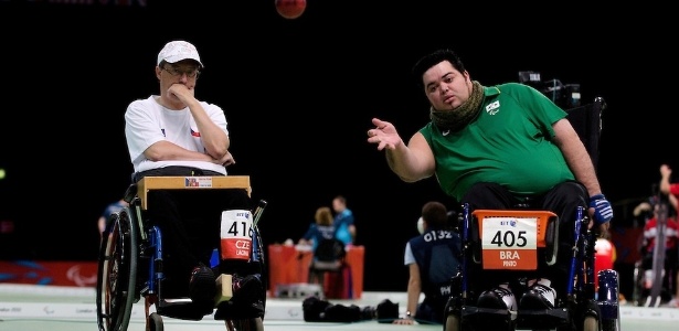 Brasileiro Dirceu Pinto durante partida de quartas de final da bocha contra o britânico Peter McGuire 