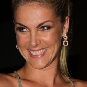 Ana Hickmann presenteia Shaolin com aparelho para que o humorista possa se comunicar com a família