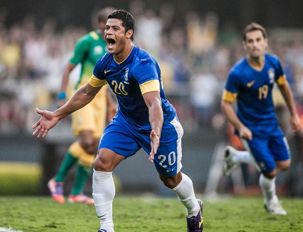 Hulk comemora após marcar o gol da seleção brasileira contra a África do Sul