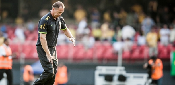Leonardo Soares/UOL Mano Menezes deixa o campo no intervalo do amistoso Brasil x África do Sul