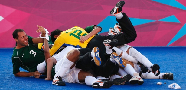 Jogadores da seleção brasileira do futebol de cinco comemora medalha de ouro conquistada nos Jogos Paraolímpicos de Londres